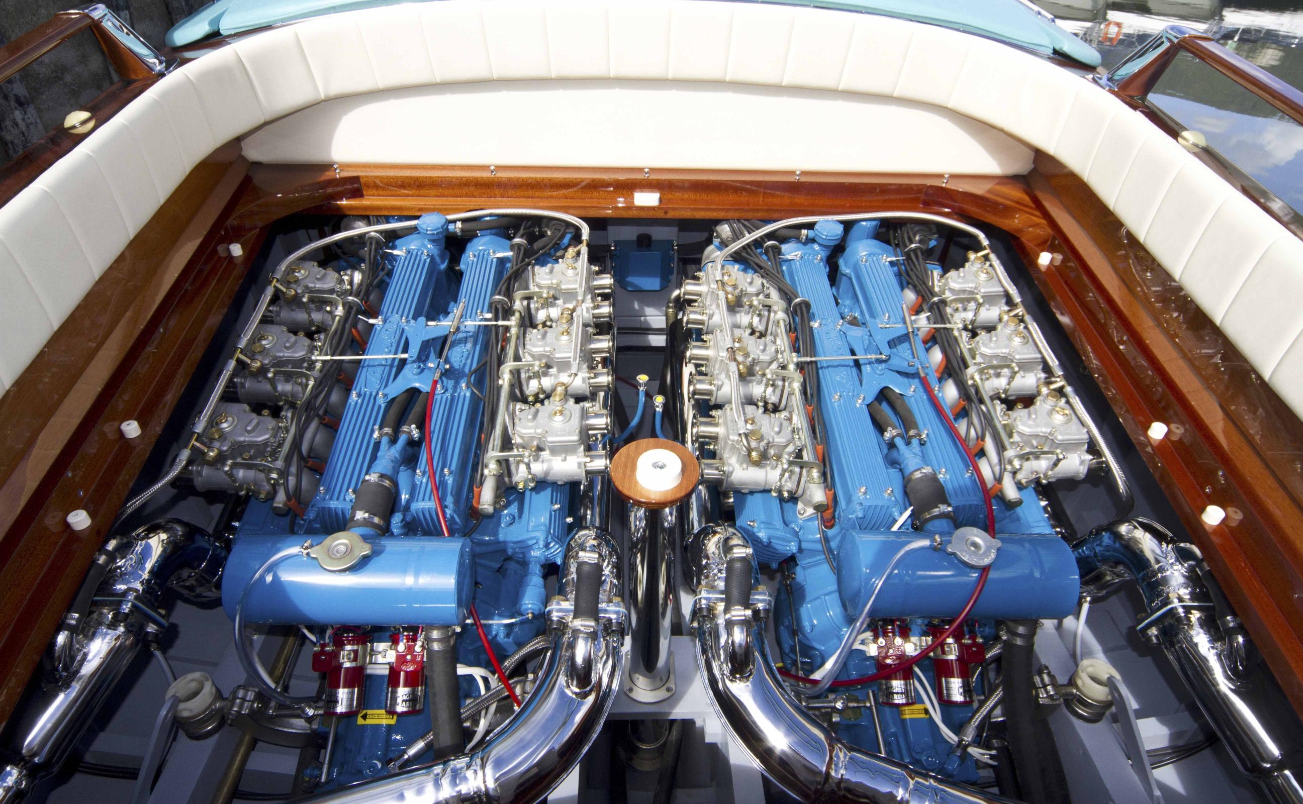 Lamborghini_350_GT_V12_engines_2