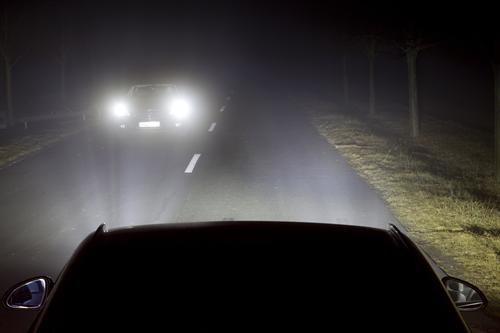 Blinding glare: Without Opel’s LED matrix light, the driver of the oncoming vehicle is dazzled by the high beams.