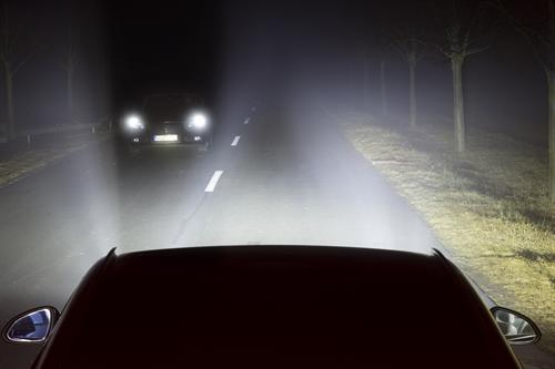 Glare-free: Opel’s LED matrix light deactivates individual LEDs so that oncoming traffic is not dazzled. The rest of the road remains brightly illuminated.