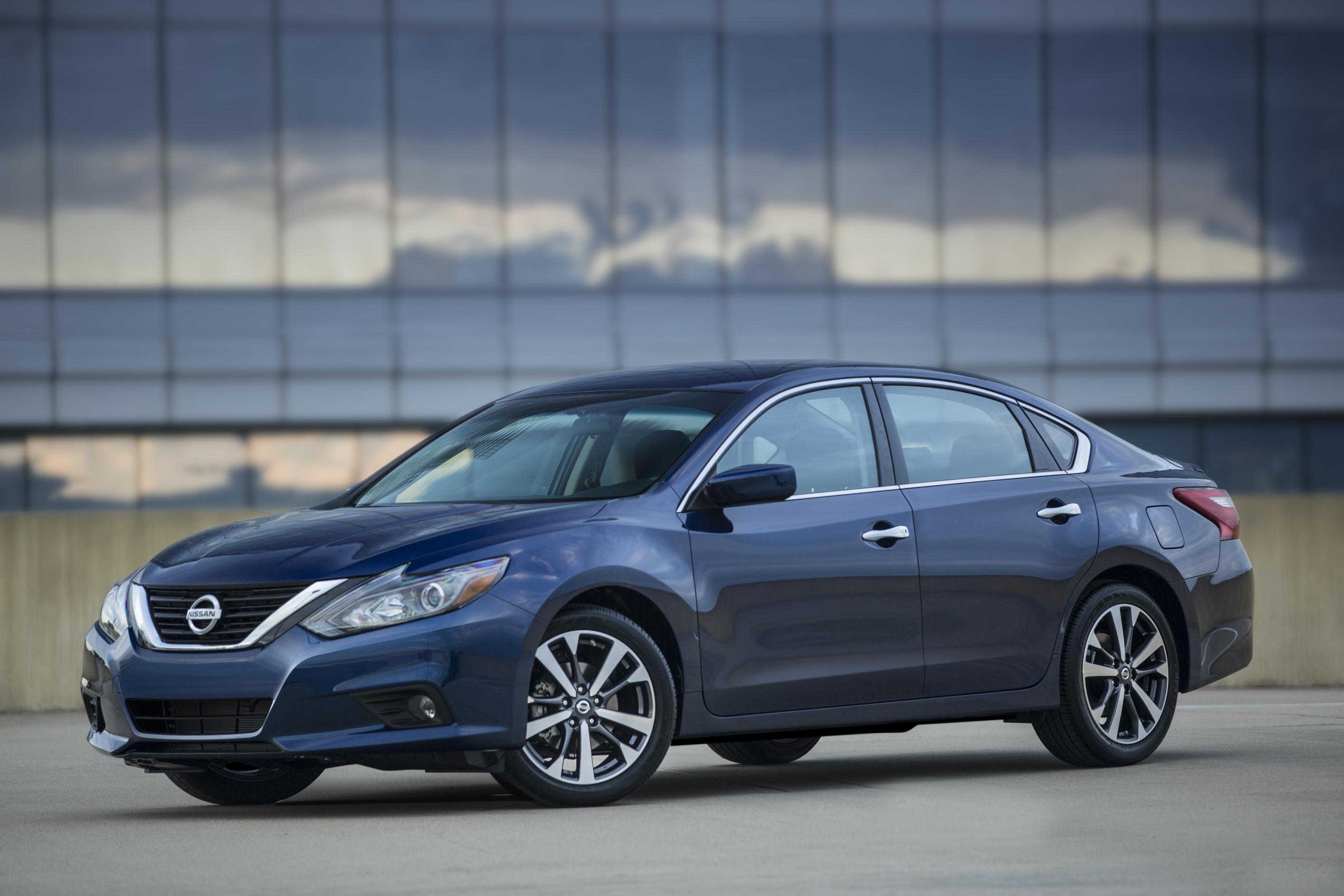 2016_Nissan_Altima_04