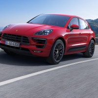 Embargo_02_30_am_CET_28_October_2015_Porsche_Macan_GTS_front_threequarter