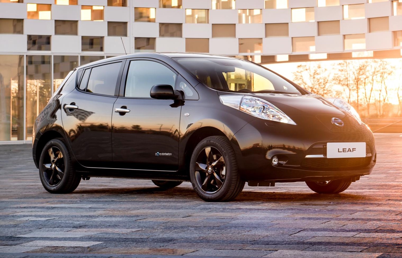 426160840_nissan_reveals_stylish_new_leaf_black_edition