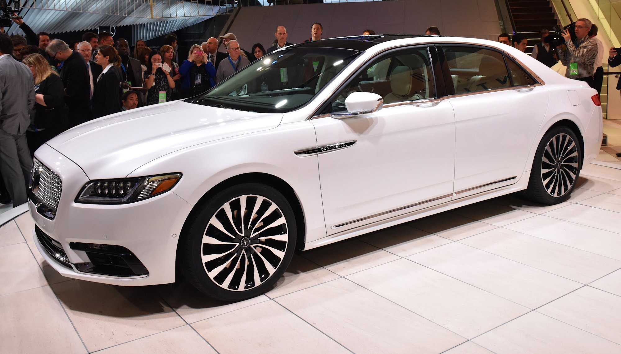 Detroit, January 12, 2016 -- Journalists from around the world with the all-new Lincoln Continental, revealed today at the North American International Auto Show. Beginning this fall, Continental offers first-class travel for clients in America and China, bringing warm, human touches and a contemporary design.